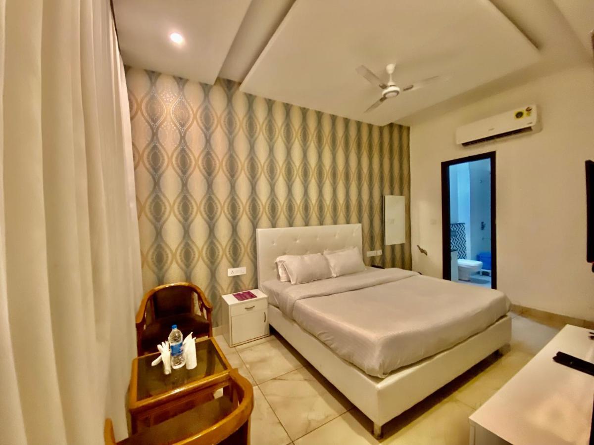 Hotel Hollywood - Family Hotel Zirakpur Екстериор снимка