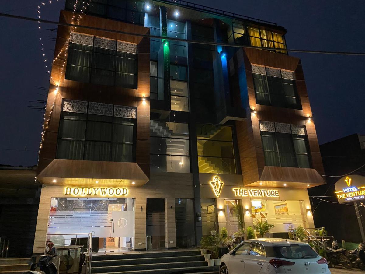 Hotel Hollywood - Family Hotel Zirakpur Екстериор снимка