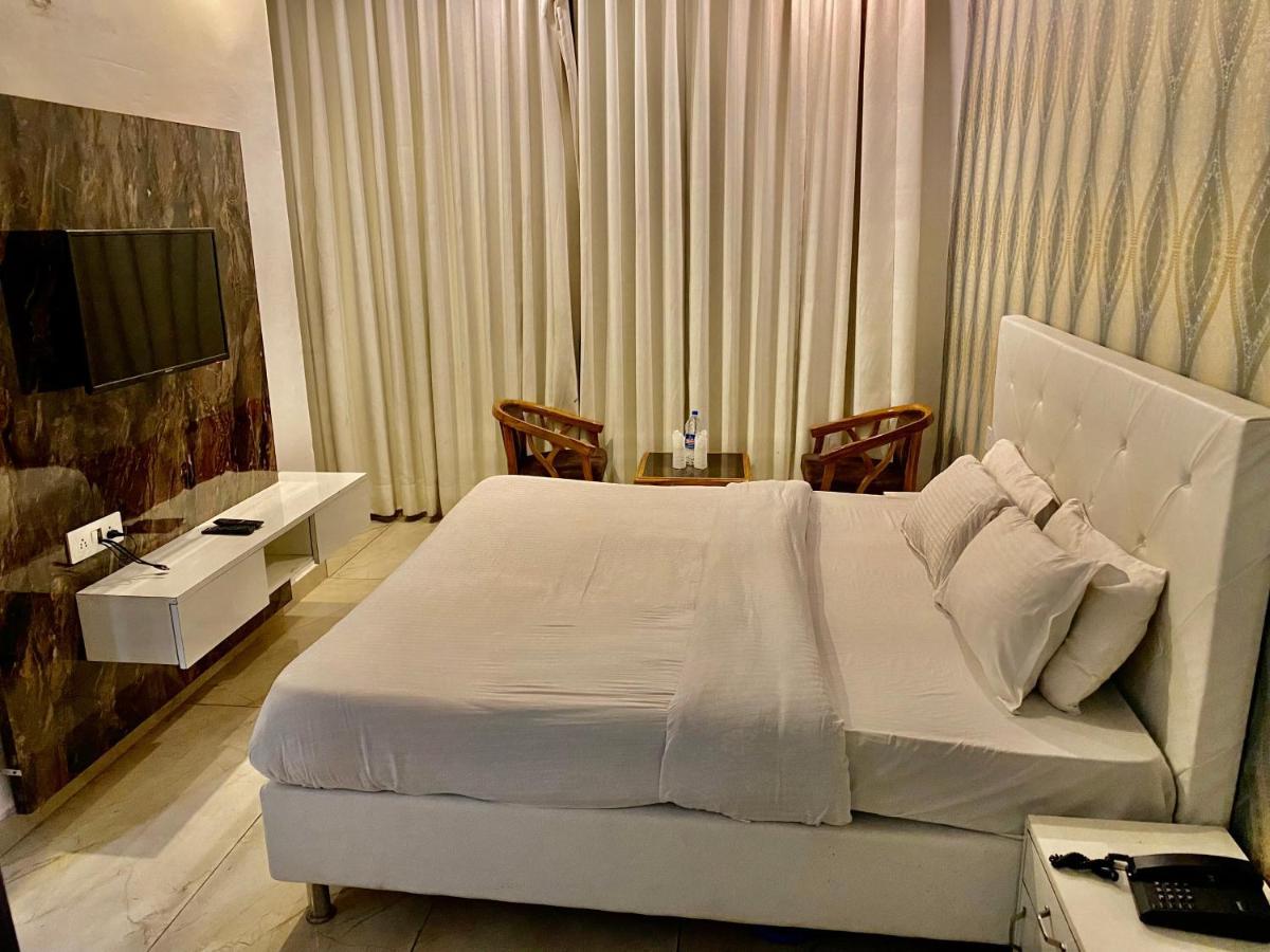Hotel Hollywood - Family Hotel Zirakpur Екстериор снимка