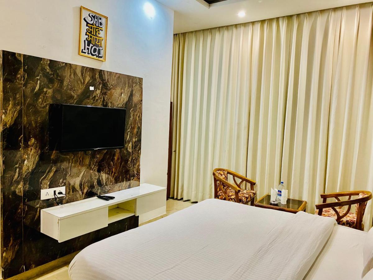 Hotel Hollywood - Family Hotel Zirakpur Екстериор снимка
